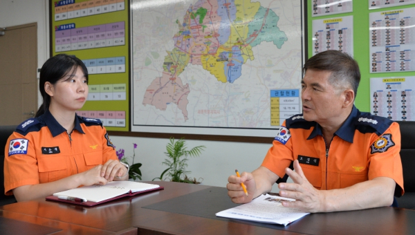 서은경 소방교를 격려하는 오경진 천안동남소방서장(오른쪽)/사진=박동혁 기자