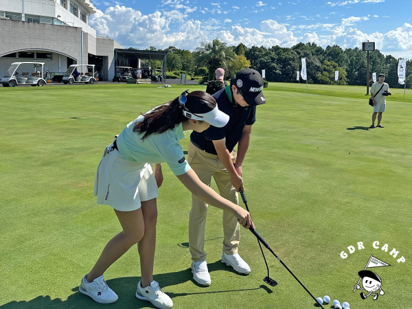 골프존 GDR아카데미가 전개하는 해외 필드 레슨 프로그램 GDR 캠프의 퍼팅레슨 모습.