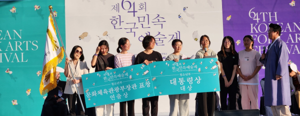 지난 22일부터 24일까지 전남영광스포티움에서 진행된 제64회 한국민속예술제에서 서산여자고등학교(심화영승무보존회)가 대상(대통령상)을 받았다.