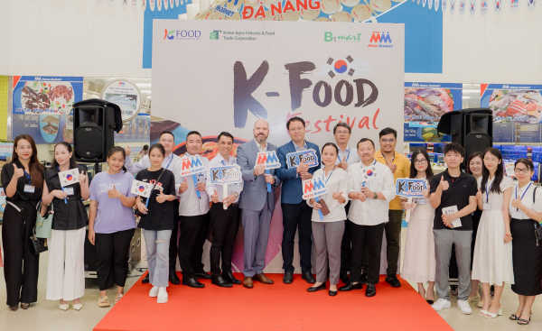 베트남 ‘K-푸드 페스티벌’ 행사 기념사진 * 한국농수산식품유통공사 조성배 호치민지사장(좌측 9번째)