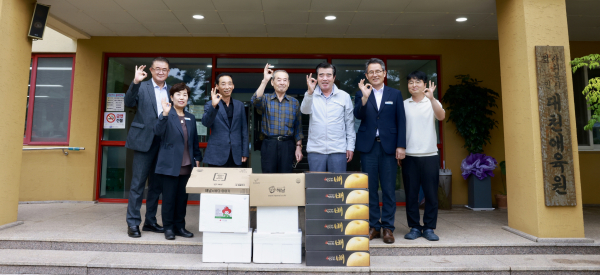 사회복지시설 입소자와 관계자들을 격려하고 위문품 전달