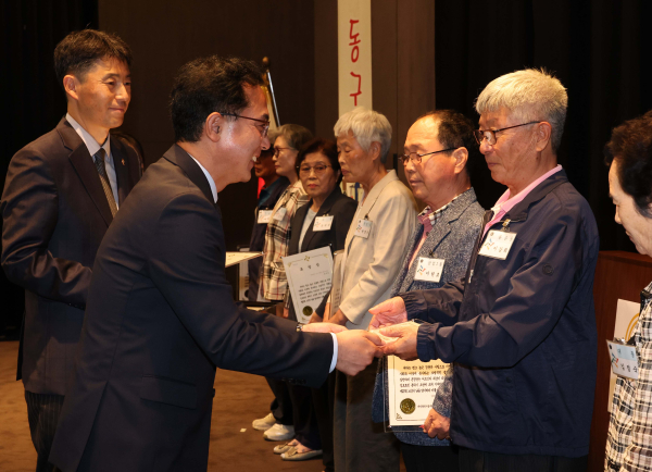 제27회 노인의 날 기념행사가 26일 가양동 선샤인호텔에서 개최됐다