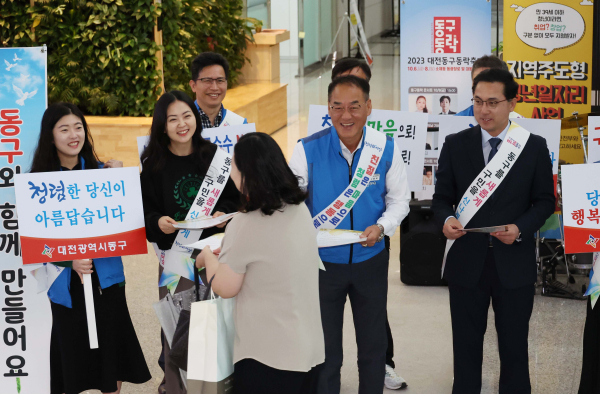 박희조 동구청장이 구청에 출근하고 있는 직원들에게 청렴홍보문을 전달하고 있다.