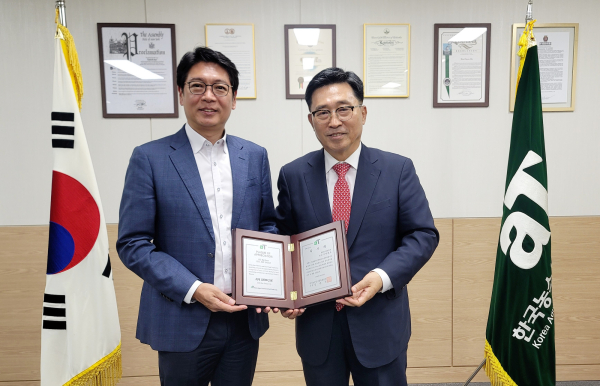 한국농수산식품유통공사 김춘진 사장(우측), 이마태오 KMT그룹 회장(좌측)