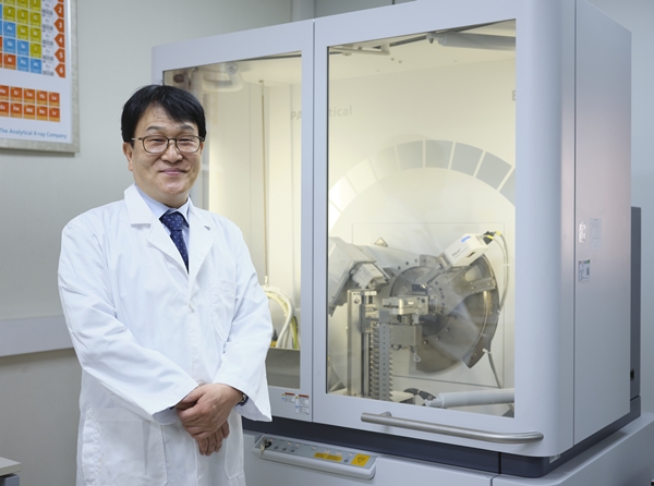 김양수 전주센터 책임연구원과 활용 연구장비 사진