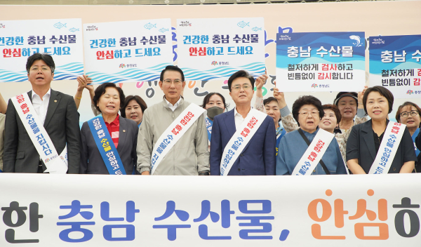 27일 서산동부전통시장에서 이완섭 서산시장이 김태흠 충남도지사가 캠페인을 벌이고 시장 상인들과 소통하는 시간을 가졌다.