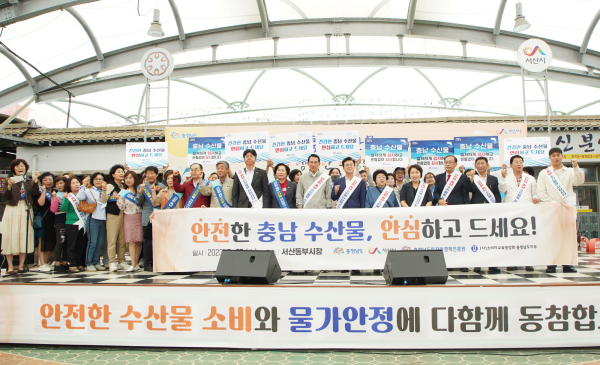 27일 서산동부전통시장에서 이완섭 서산시장이 김태흠 충남도지사가 캠페인을 벌이고 시장 상인들과 소통하는 시간을 가졌다.