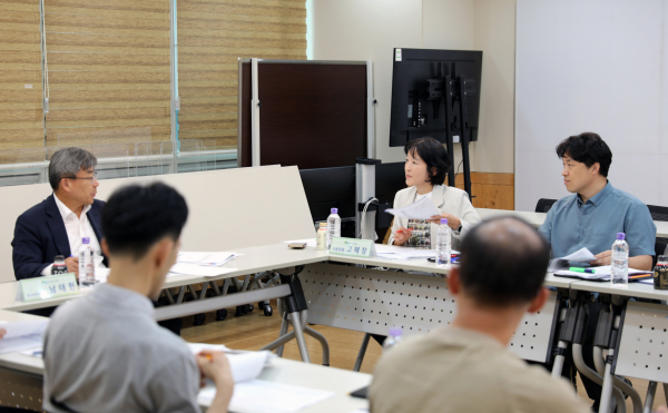 지난 25일 대전 서구 한국산림복지진흥원 대회의실에서 남태헌(맨 좌측) 한국산림복지진흥원장이 국민소통추진단원들과 회의를 진행하고 있다.