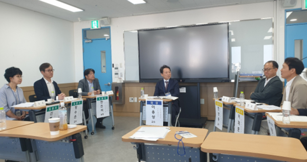 국가철도공단은 한국행정학회와 공동으로 ‘교통부문 보조금 및 투자재원 제도 개선방향’ 정책토론회를 지난 22일 진행했다.(왼쪽부터 국회의정연수원 신종숙 교수, 서울대학교 환경계획학과 장수은 교수, 한국환경연구원 대기환경연구실 한진석 실장, 우송대학교 철도경영학과 이용상 교수, 동서대학교 한상용 교수, 대한교통학회 이재훈 박사)