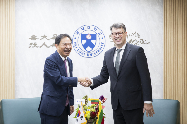 김욱 배재대 총장과 리차르다스 쉴레파비치우스 주한 리투아니아 대사 악수 모습