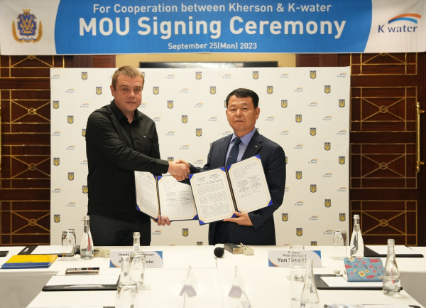 현지시간 9월 25일, 윤석대 사장(사진의 오른쪽)과 안톤 사모일렌코(Anton Samoilenko, 사진의 왼쪽) 헤르손주 부주지사가 헤르손주(州) 인도적 식수지원 및 향후 도시재건을 위한 상호협력 업무협약을 체결 후 기념사진