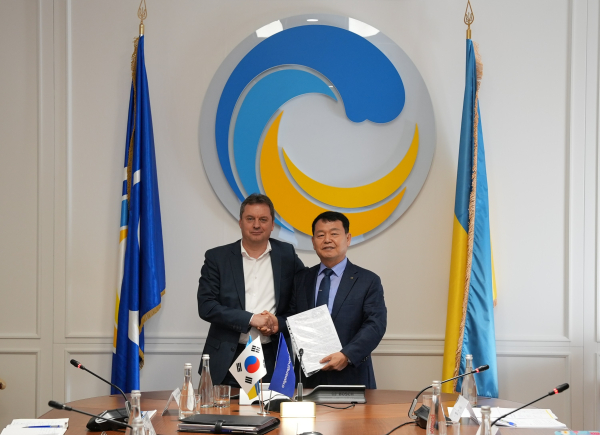 윤석대 사장(사진의 오른쪽)과 바딤 라소프스키(Vadym Rassovskyi, 사진의 왼쪽) UHE 수석엔지니어와 기념사진을 촬영하고 있다.