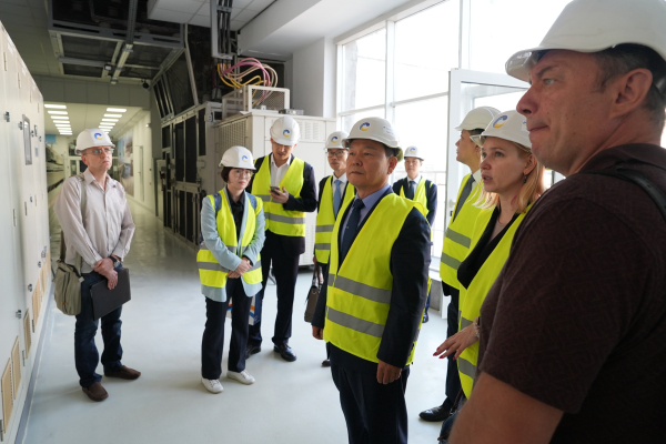 윤석대 사장(사진의 오른쪽부터 네 번째)이 우크라이나 수력댐 운영 공공기관인 UHE를 직접 방문하여 재건 협력 6대 프로젝트 중 하나인 카호우카 댐 등 수자원시설 재건을 위해 시설물 현황을 살펴보고 있다.