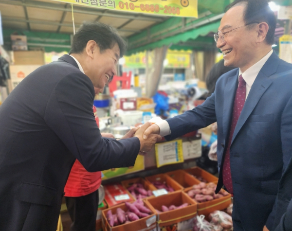 장보기 진행 중 문진석 국회의원을 만난 박상돈 시장(오른쪽)/사진=박동혁 기자
