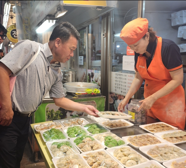 장보기를 진행하는 권오중 천안시의원/사진=박동혁 기자