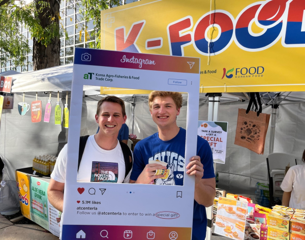 K-푸드 증정 이벤트에 참여 중인 현지 대학생들