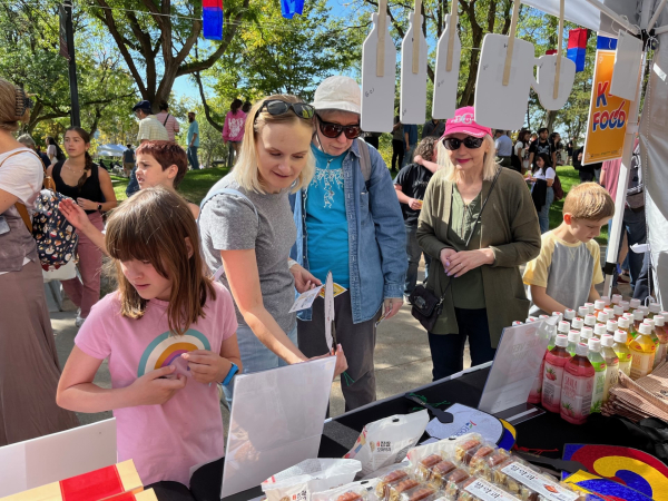 K-푸드 홍보관으로 모여드는 남녀노소 현지인들