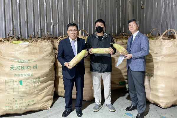 농업회사법인 유한회사 모양산업 현장 방문 * (좌측부터) 한국농수산식품유통공사 김춘진 사장, (농)(유)모양산업 김진화 전무이사