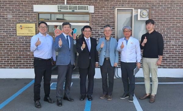 ㈜엄지식품 현장 방문 * (좌측 3번째부터) 한국농수산식품유통공사 김춘진 사장, ㈜엄지식품 이문희 대표