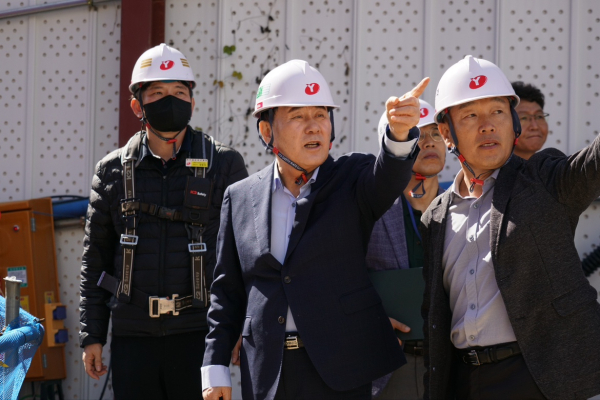 김지철 교육감(가운데)이 당진학생수영장 신축 공사 현장을 살피고 있다