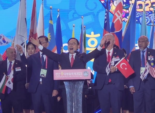 천안흥타령춤축제 개막 선언을 하는 박상돈 천안시장/사진=박동혁 기자