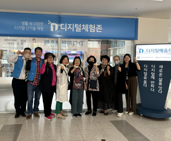 6일 실버서퍼 교육에 참여한 보람수영장 회원과 관계직원들이 다함께 기념사진 촬영