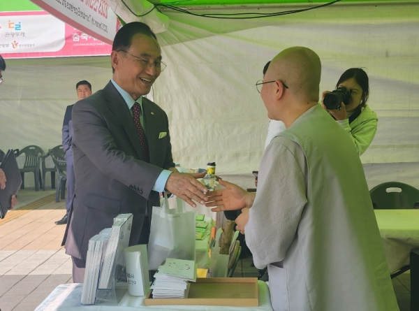 행사 관계자를 격려하는 박상돈 시장/사진=박동혁 기자