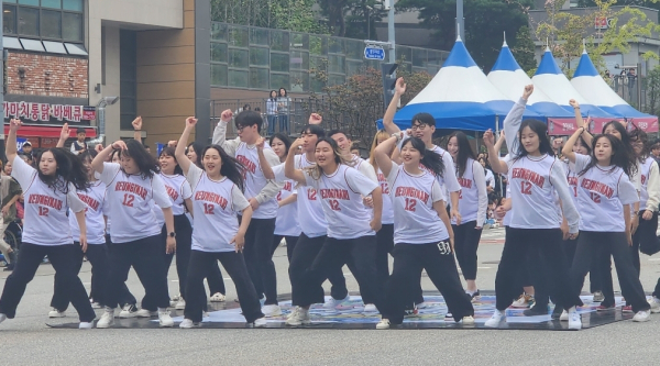 거리댄스 퍼레이드의 시작을 알린 대학생 서포터즈 ‘흥이나리’의 공연 모습/사진=박동혁 기자