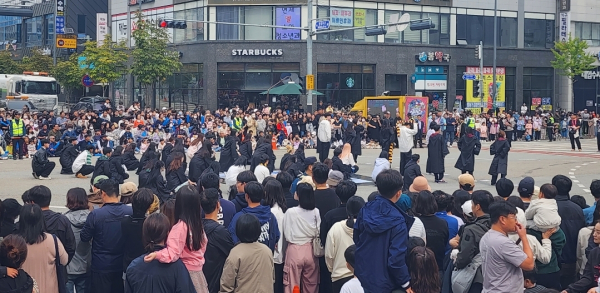 거리댄스 퍼레이드를 구경하는 시민들/사진=박동혁 기자