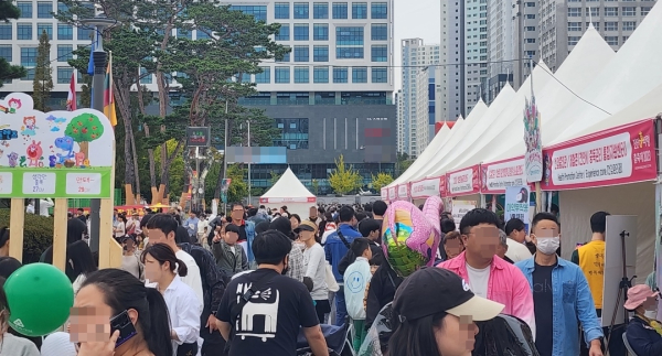 방문객들로 붐비는 행사장/사진=박동혁 기자