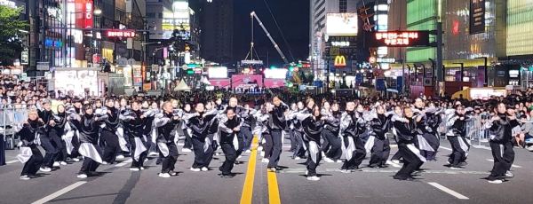 거리댄스 퍼레이드 공연 장면/사진=박동혁 기자