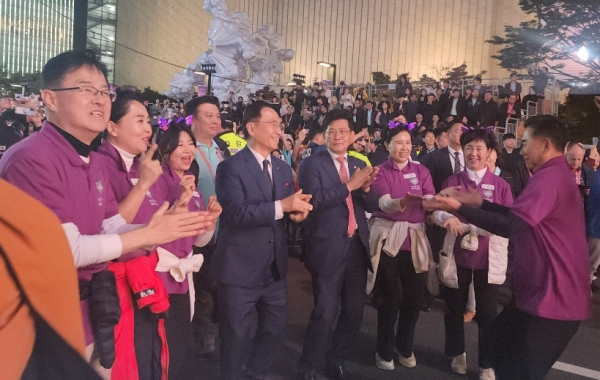 축하공연을 즐기는 박상돈 시장과 천안시의회 의원들/사진=박동혁 기자