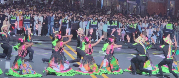 거리댄스 퍼레이드 공연 장면/사진=박동혁 기자