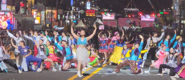 거리댄스 퍼레이드 공연 장면/사진=박동혁 기자