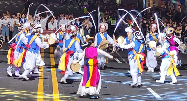 거리댄스 퍼레이드 공연 장면/사진=박동혁 기자