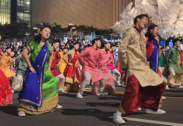 거리댄스 퍼레이드 공연 장면/사진=박동혁 기자