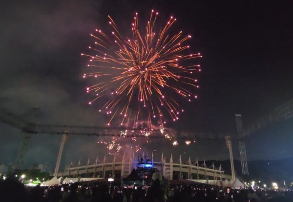 폐막식의 피날레를 장식하는 불꽃공연/사진=박동혁 기자