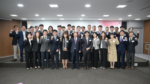 10일 사무관 임용자 가족·동료 직원 축하 속 임용식 개최 단체사진