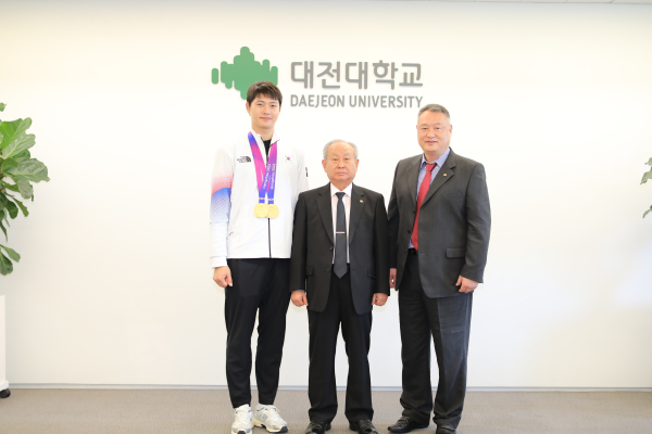 아시안게임 2관왕 오상욱, 모교 대전대 방문 (왼쪽부터 오상욱 선수,남상호 총장, 펜싱부 도선기 감독)