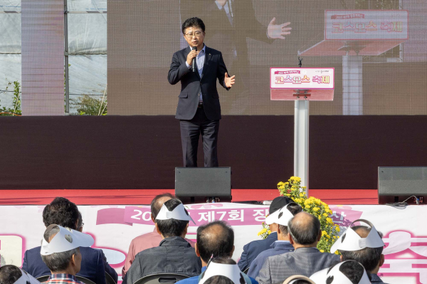 최충규 대덕구청장이 지난 6일 장동만남공원 일원에서 열린 ‘제7회 장동계족산 코스모스축제’에 참석해 인사말을 전하고 있다.