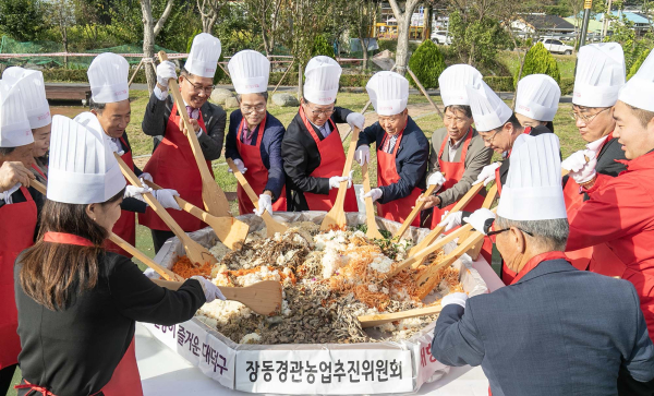 대덕구 장동에서 난 보리쌀과 나물들로 대형 비빔밥 퍼포먼스를 진행하는 모습.