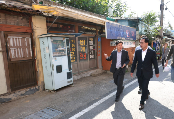 박희조 동구청장이 10일 삼성동 쪽방촌 철거 현장을 방문해 안전 점검을 하고 있다.