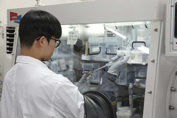 김경선 연구원이 폐전지 블랙파우더 시료에서 염소화 반응 이후 시료를 추출하고 있다.