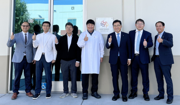 대상아메리카 김치공장 방문 현장 사진 * 한국농수산식품유통공사 김춘진 사장(우측3번째), 장현우 대상아메리카 경영관리실장(좌측3번째)