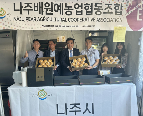 LA한인축제 방문 현장 사진 * 한국농수산식품유통공사 김춘진 사장(좌측3번째)