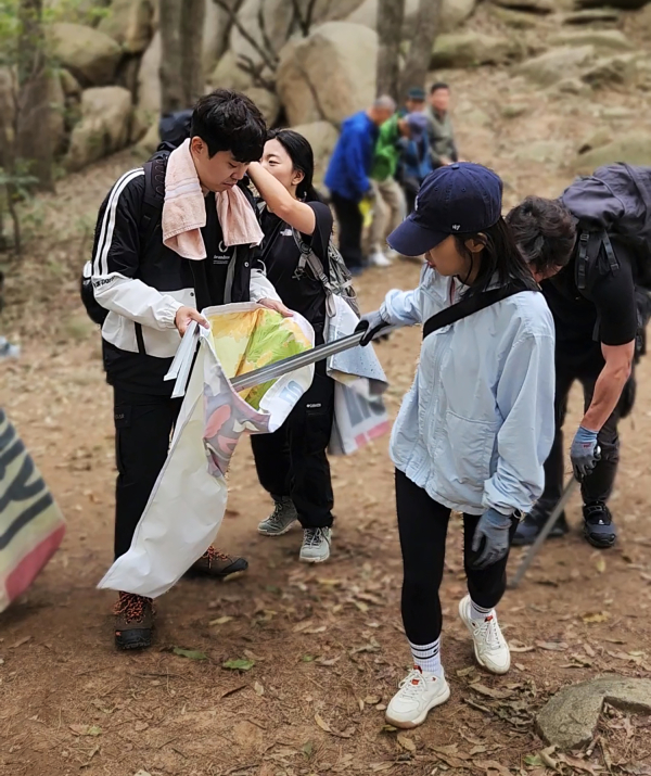 지난 15일 서산시 도시과 직원과 시정연구동아리 ‘새삥’ 회원들이 플로킹 캠페인을 진행하는 모습