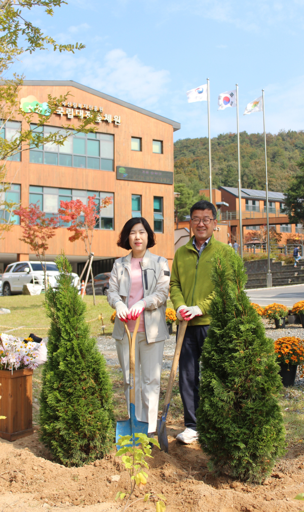 강미애 유아교육진흥원장(왼쪽), 이영록 국립대전숲체원장(오른쪽)이 수목식재 행사에서 기념촬영을 하고 있다.