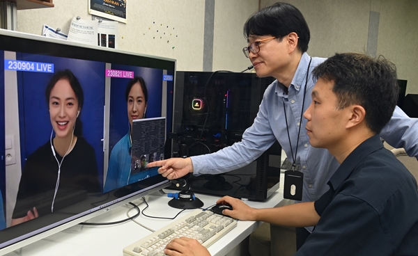 ETRI연구진이 송출된 아리랑국제방송 영상을 테스트하는 모습.