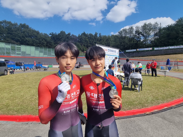 남고부 자전거 30km 메디슨 종목에서 동대전고등학교 이민우, 조정우 학생이 은메달 획득 모습
