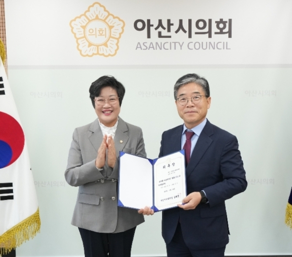 (왼쪽부터)김희영 아산시의회 의장과 위석현 법률 고문/아산시의회 제공